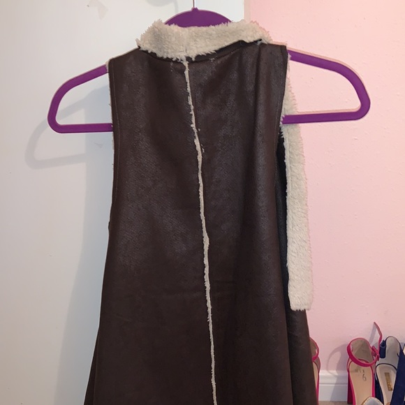 Small Brown pleather and plush vest with pockets - Picture 4 of 4